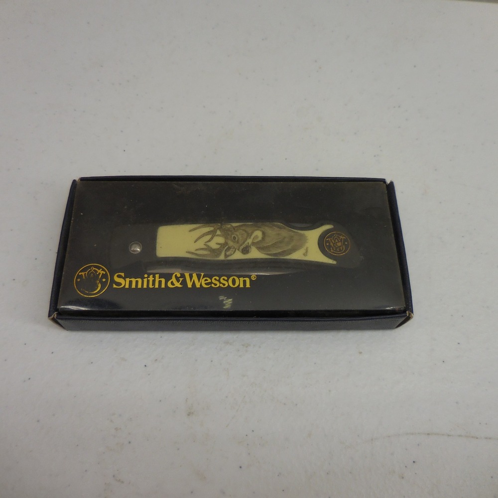 Smith & Wesson SW320N Deer Scrimshaw Folding Pocket Knife with Box Buck Art